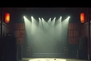 暗河渡口封面，夜色下狭窄河道的渡口木栈