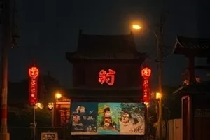 拾光者封面，老人手中擦拭相机镜头的手部特写