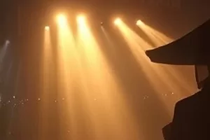 过站不停封面，疾驰列车窗外模糊掠过的站台灯影